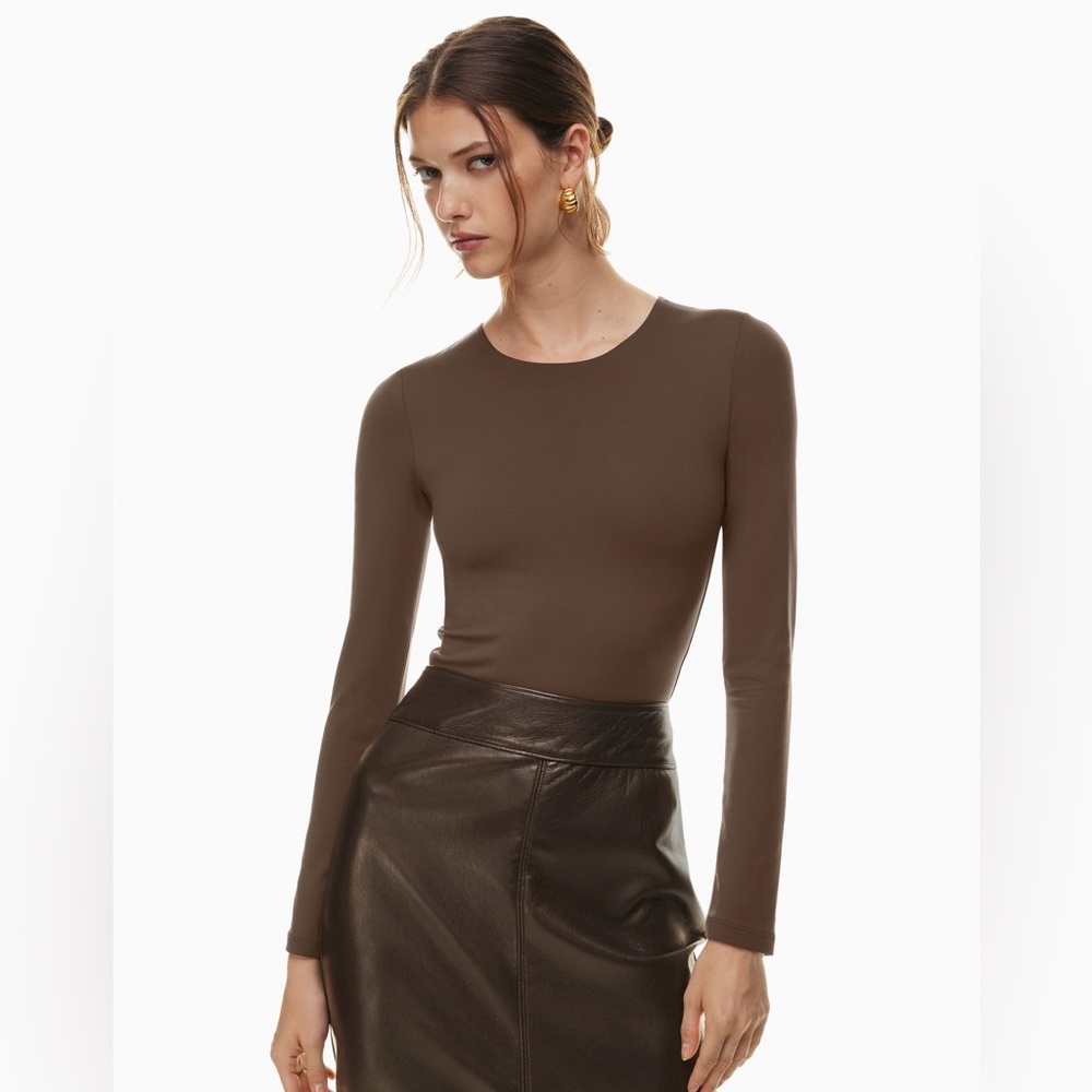NWOT Aritzia Contour Crew Long Sleeve